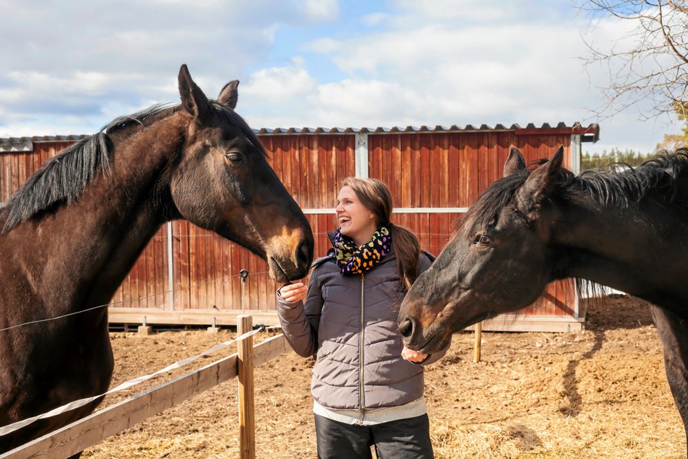 Helena med hästarna Zaranka och Robin. Här vill hon bygga upp en hästgård så småningom,
