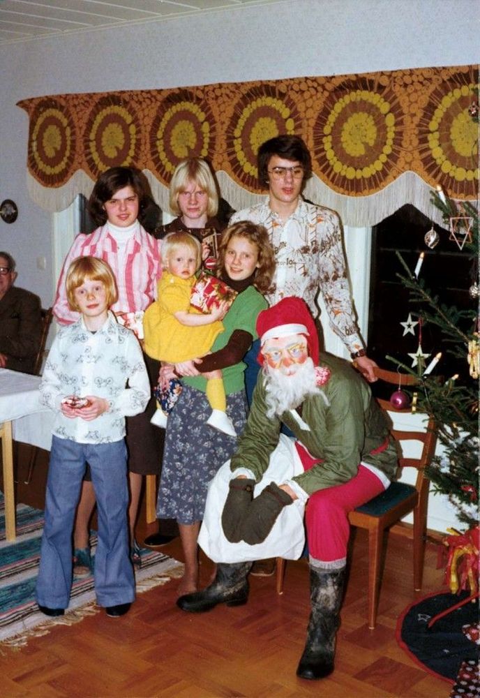 Tack för klapparna, tomten, säger Anna, Stefan och Lars (bakre raden), Roger, Maria och Irene (främre raden).