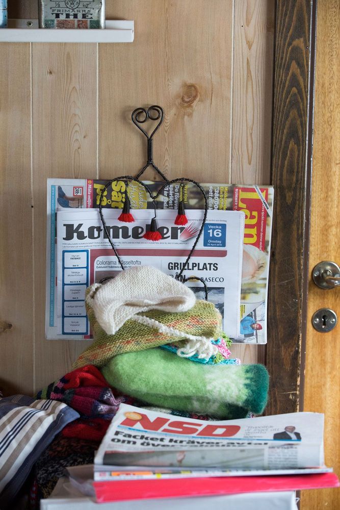 Lite hemstickat samsas om utrymmet framför tidningsstället.