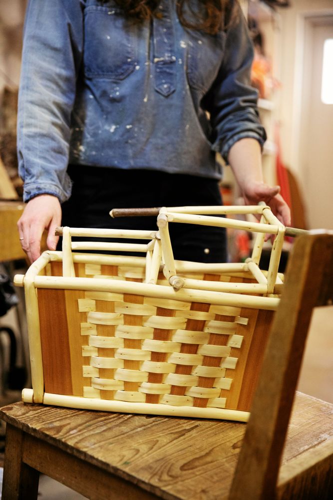 Fin korg med många namn. Den kallas knutkorg men också hedesundaskäppa och görs av sälgsly och plattor av fura.