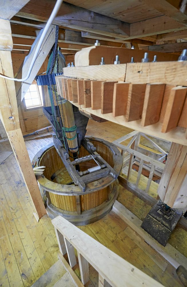 I det stora karet ska kvarnstenarna ligga för att sedan mala säden,