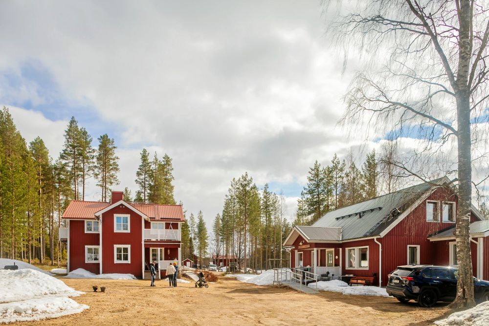 I det äldre timmerhuset rakt fram bor Kim, Helena och sonen Ilor på bottenvåningen och Elise på övervåningen. I det större huset, den gamla konferensdelen, bor Peter och Kerstin.