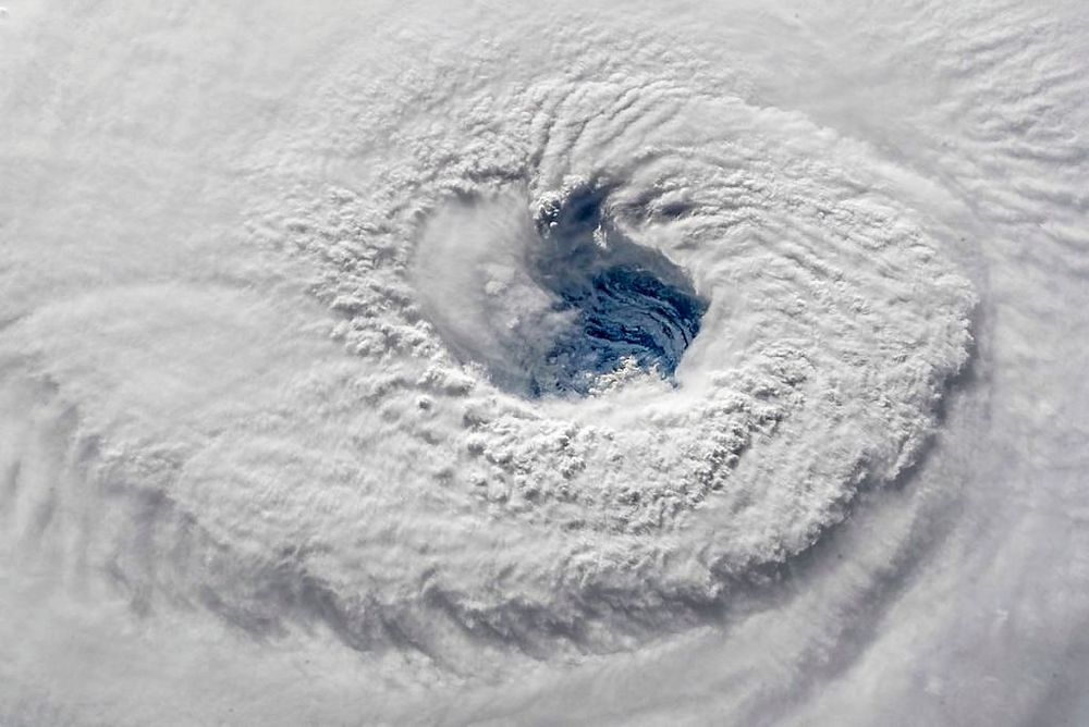 Från boken: De tropiska cyklonerna känns igen på satellitbilder för sitt klassiska ”öga” i centrum. Bilden föreställer tropiska cyklonen Florence på Atlanten september 2018.
