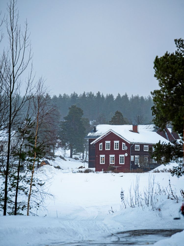 Knåda Sport ligger på landsbygden men lockar ändå mängder av kunder. Intill ligger en fin hälsingegård.