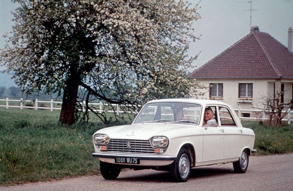 Peugeotveteran i landsvägskörning.