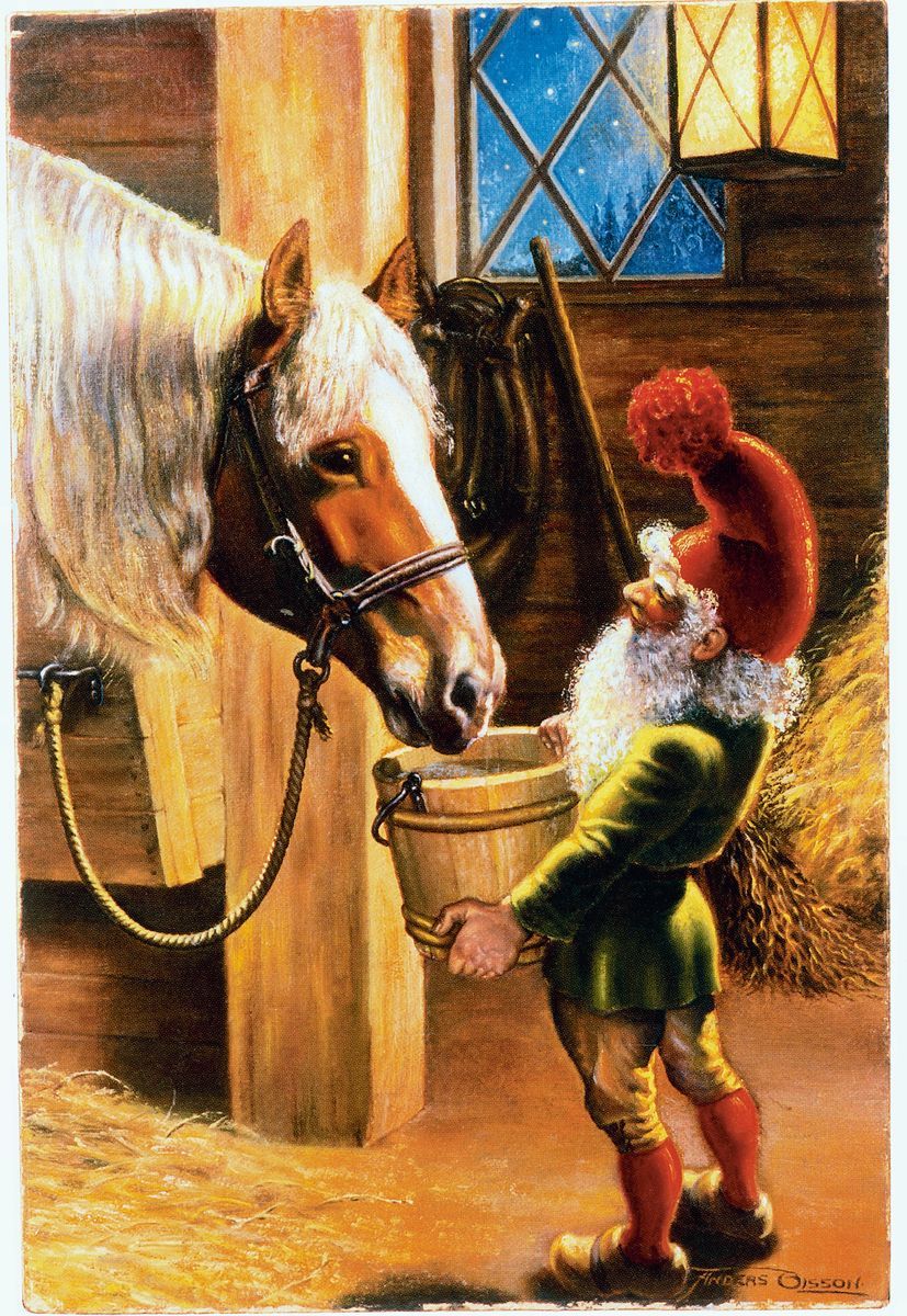 Illustration av tomte som matar en häst i stallet en vinternatt, med snö och lyktljus utanför fönstret