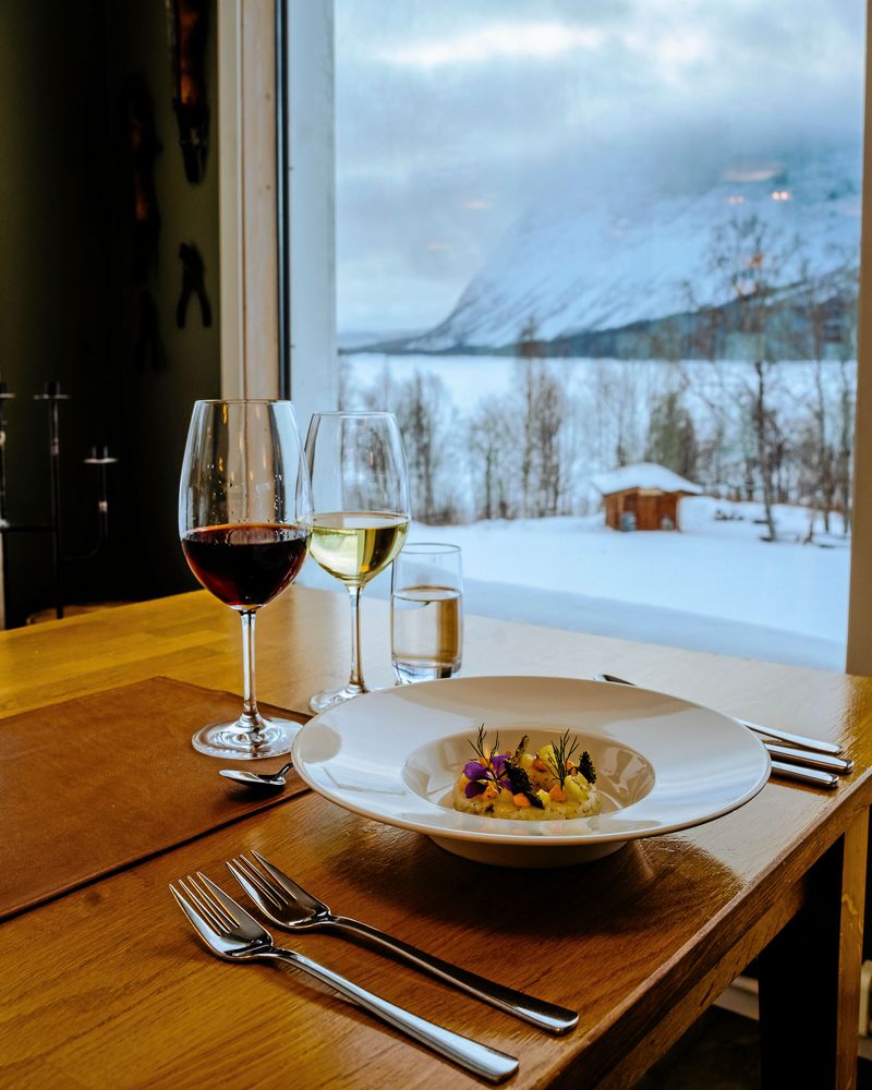 På övervåningen ligger Restaurangen med gourmetmat av råvaror från fjällområdet - och utsikt över mäktiga Borgarhällen