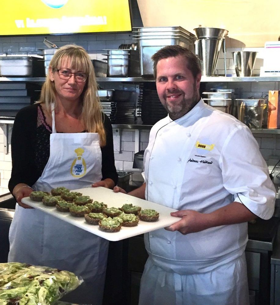 Johanna Leidermark med sitt vinnarrecept. Här med Anders Hedlund, från Eggs Inc som var Årets kock 2002 och en av jurymedlemmarna.