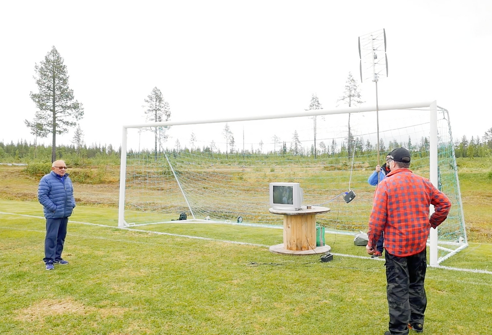 Börje snackar taktik innan matchen mot Tyskland. Samtidigt finkalibreras tv-antennen.