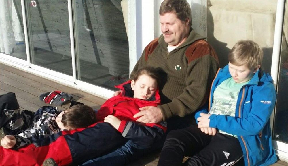 Janne med barnen Albin, Alma och Malte.