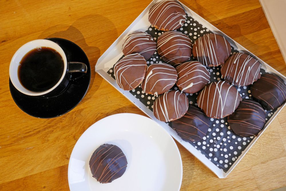 Läckerbitar! Konditorn Anna Ramstedts biskvier är storsäljare i kaféet.