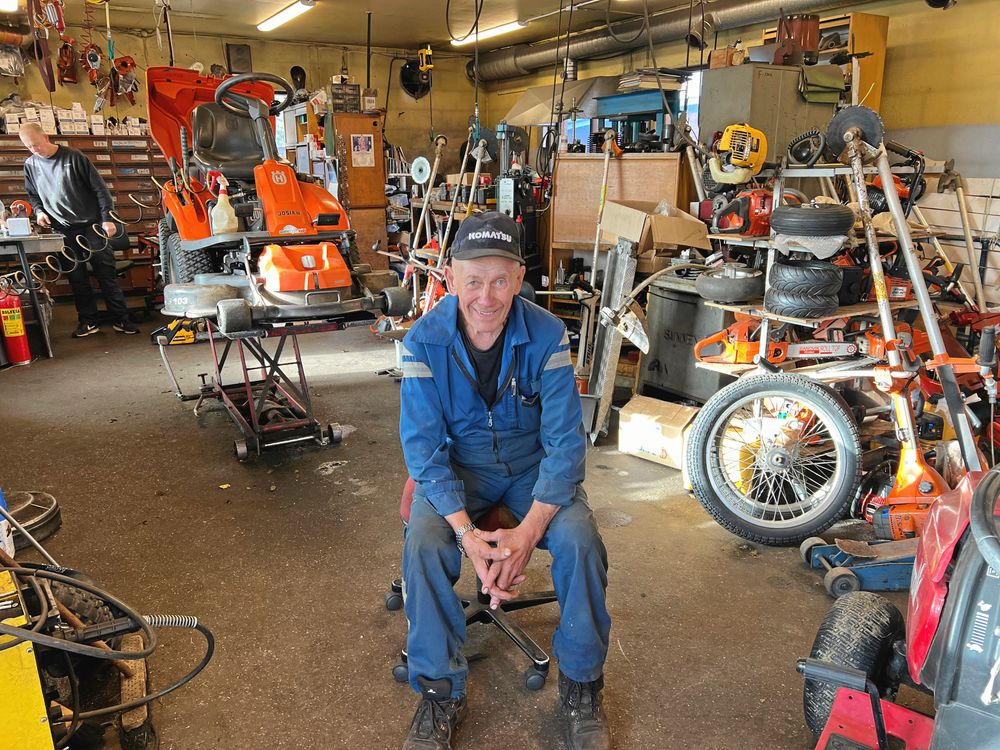 80-årige Arne Kring var en av världens bästa motorcrossförare på 1970-talet. Nu använder han sitt motorkunnande i verkstaden.