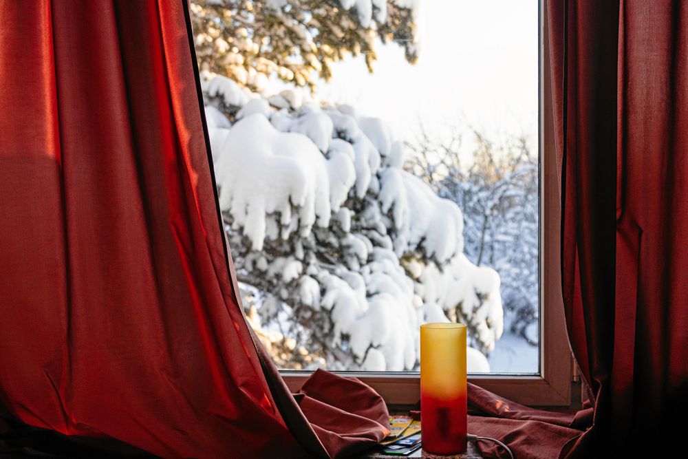 Rejäla gardiner att dra fram och tillbaka. Klipp bort stadkanterna innan du kantar och fållar så drar sig inte tyget så mycket när gardinen är klar. Foto: Istock.