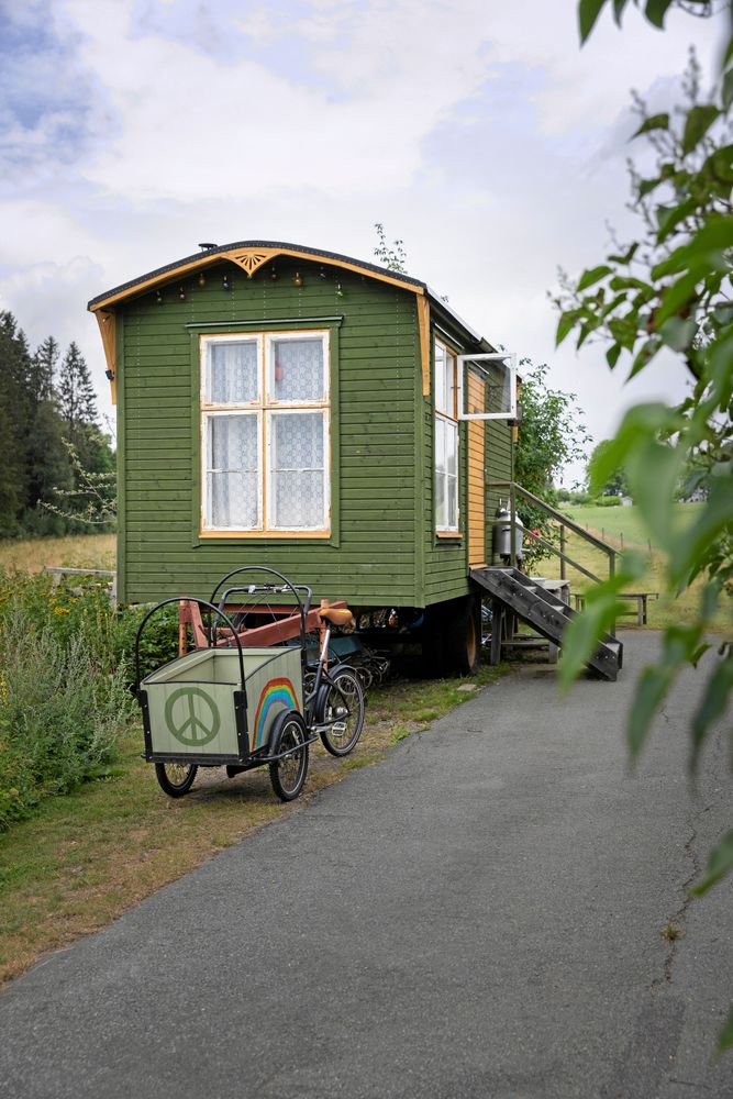 Den gröna bostadsvagnen ger extra utrymme på sommaren och är byggd av Declan.