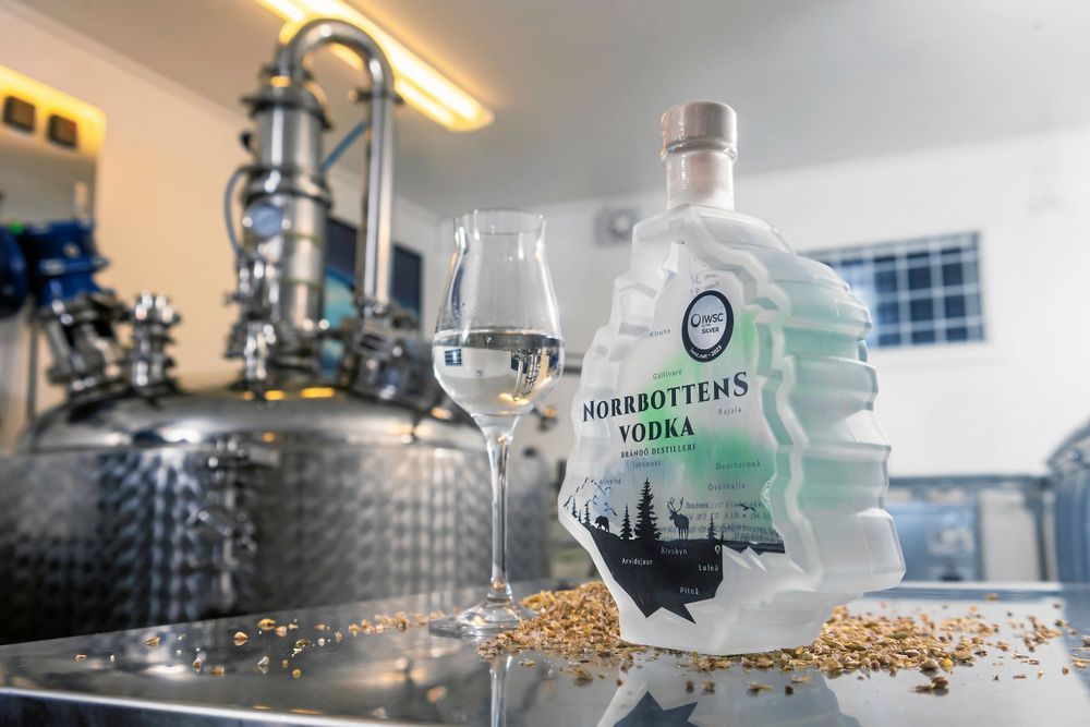 Flaska med Norrbottens vodka i destilleri.