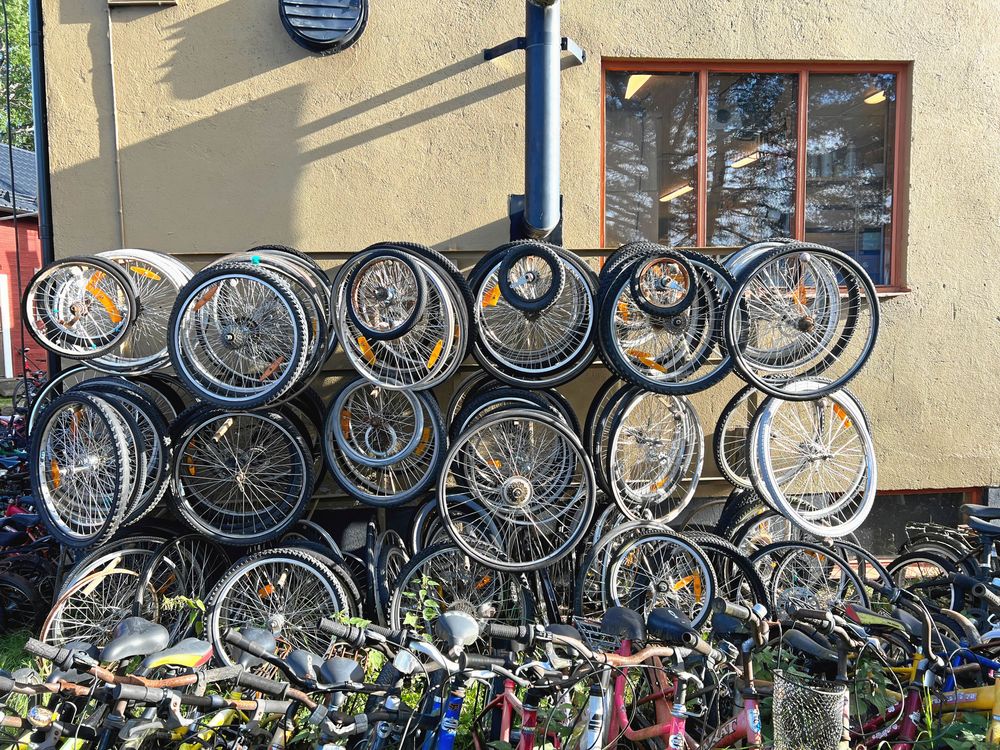 Cyklar och cykeldelar är fortfarande centrala i Knåda Sports verksamhet.