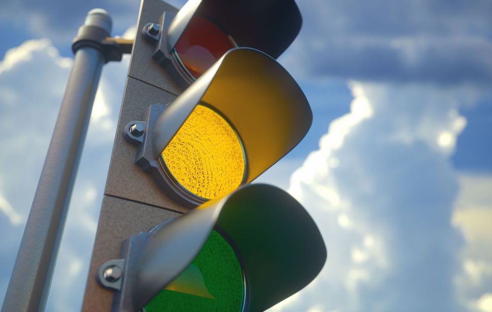 Gult ljus på trafikljus.