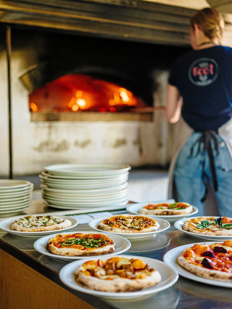 I den gamla bagarstugan gräddas numera frasigsa surdegspizzor.