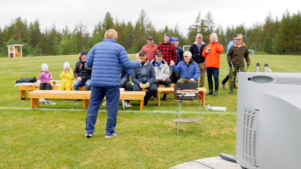 Börje Andersson-Junkka eldar i gång publiken innan Sveriges match mot Tyskland.