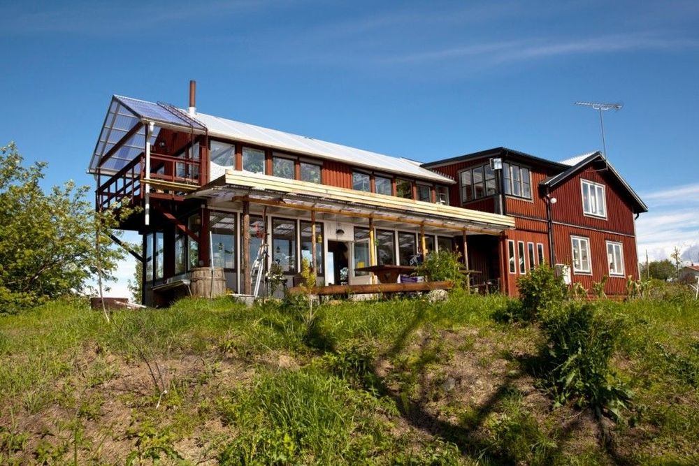 Andreas Johanssons hus Framtidsgården i Mjöfjärden i Norrbotten är renoverad med hjälp av återvunnet material.