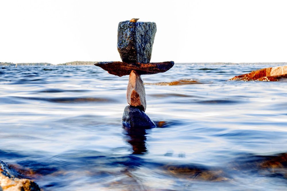 Vid första anblicken är det lätt att tro att det är omöjligt, men att balansera stenar på varandra är något alla kan testa.