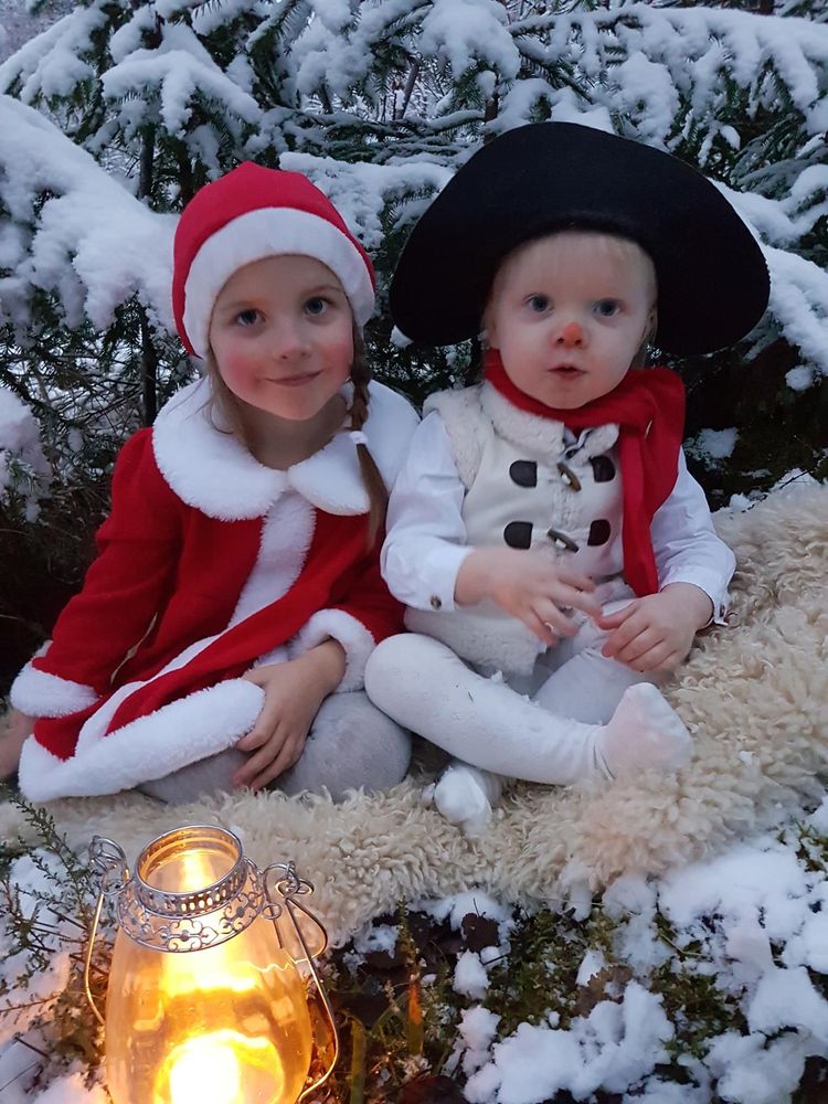 Vad är detta? Julkort i januari? ja visst, för i december kanske det inte är någon snö! Smart! Anna Johansson, Färgelanda i Västra Götaland, fotar alltså barnen i julmundering nu!