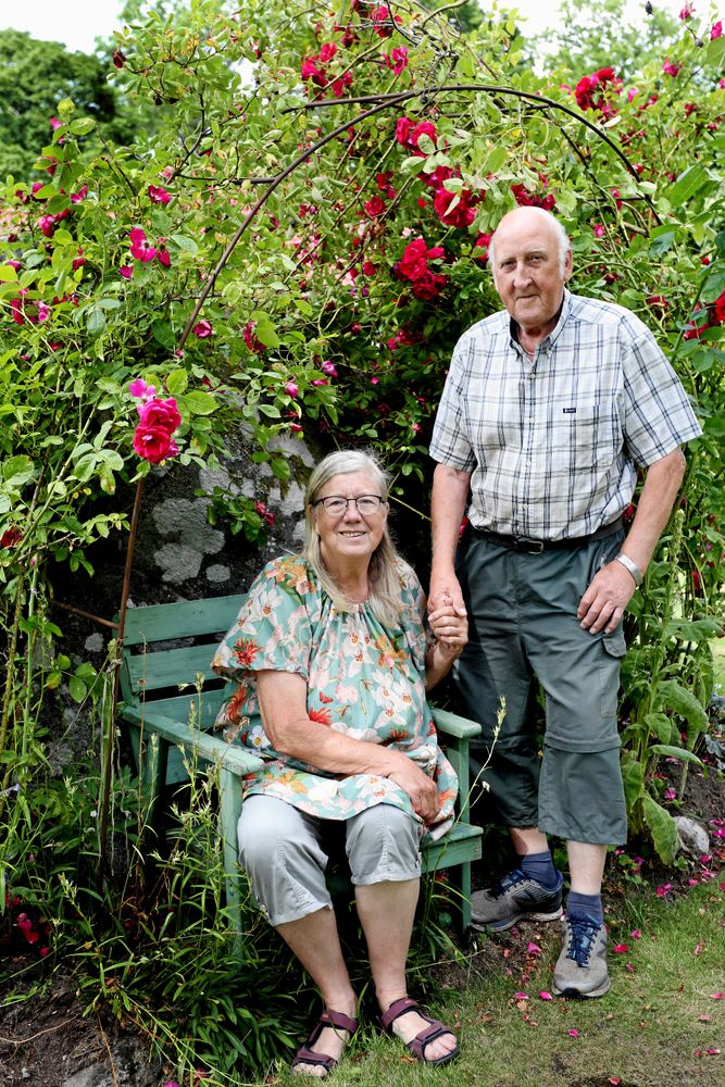 Lilian och Lennart Karlsson bjuder på trädgårdskalas.