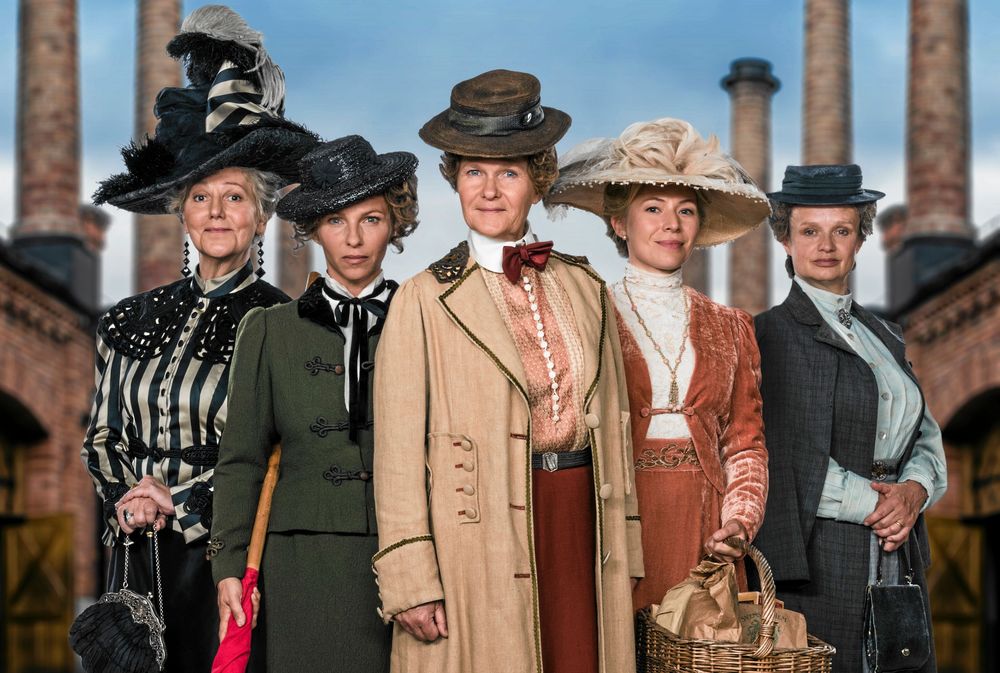 Sissela Kyle känner sig lika cool som Clint Eastwood när hon får på sig Dagmars fotsida kappa i SVT-serien.