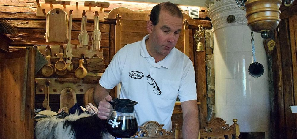 Peter Fast var tveksam till att ens följa med på den första visningen. Nu trivs han verkligen med det nya livet.