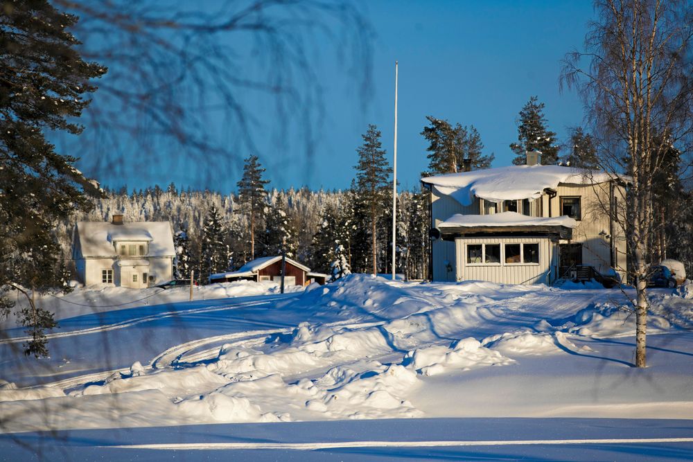 Till vänster huset ”Oppiheda” som var Daniels andra renoveringsprojekt och där det holländska paret Erik Hordijk och Sanne Kuowenhoven nu bor med sina 29 alaskan huskies.