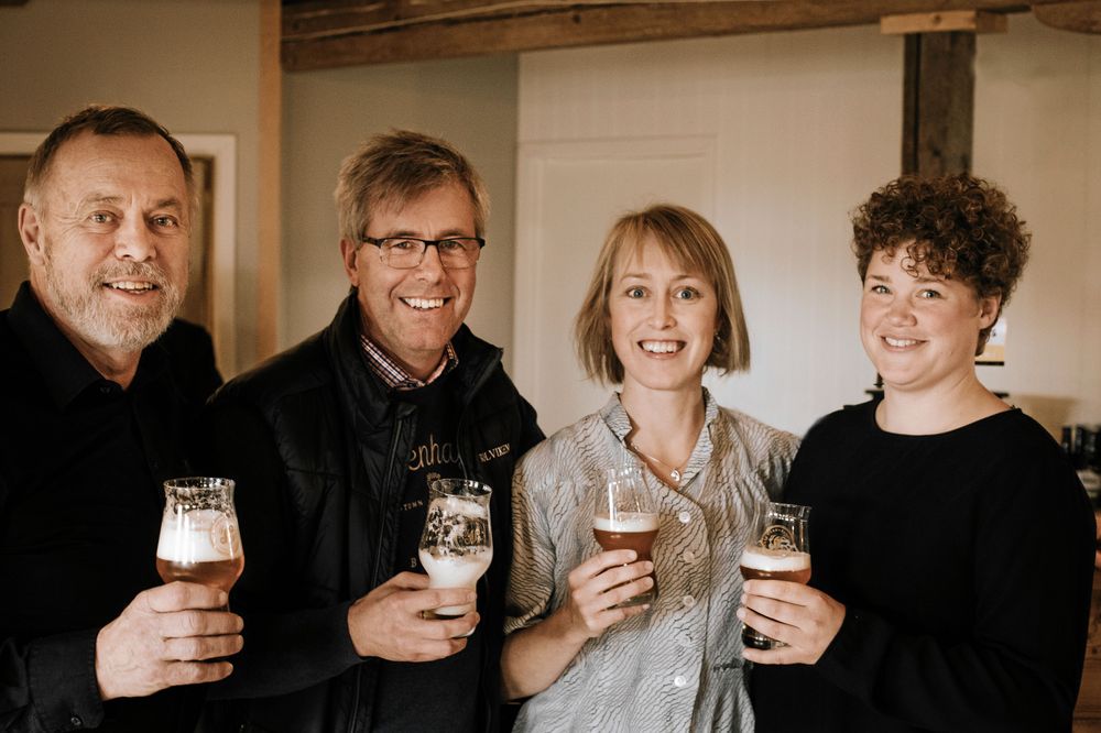 Öl är basen för grannarnas samarbete i Ydre. De tre kompanjonerna Peter, Elin och Elina och längst till vänster även Elinas sambo Tobias.