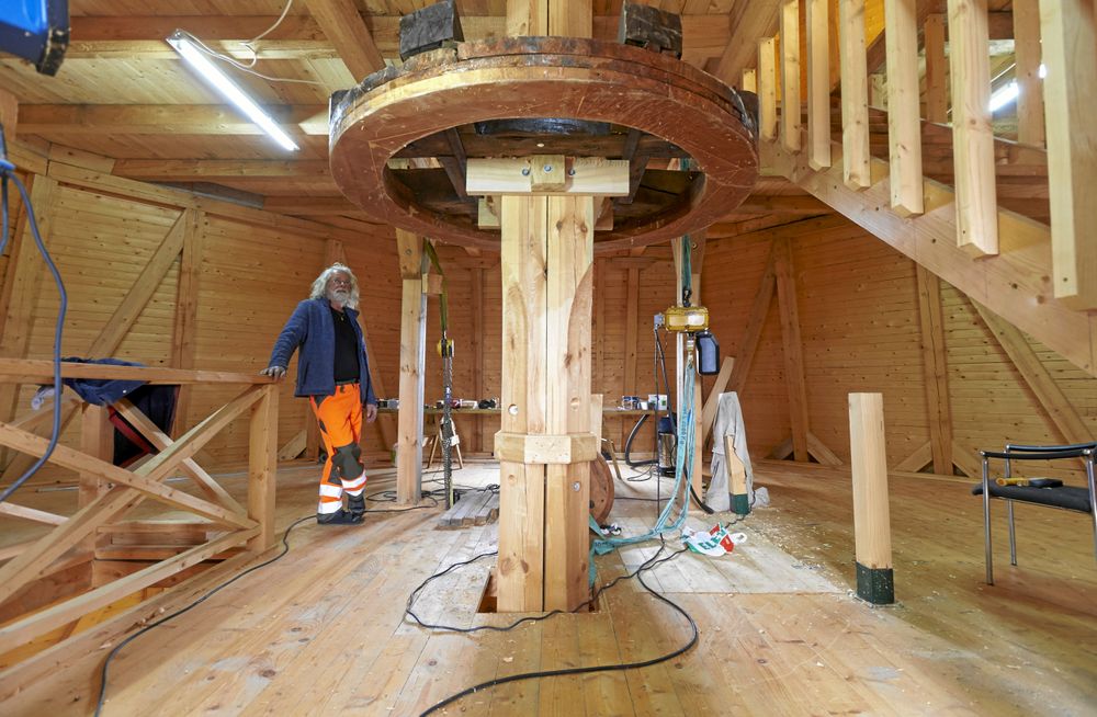 Det tog tid att hitta ett sågverk som klarade så grova stockar som i hisstrumman till kvarnen.