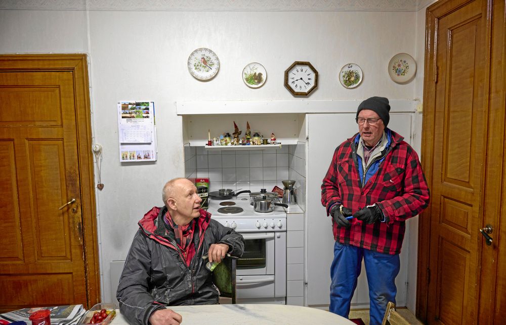 Sven och Lars i föräldrahemmet med många saker kvar från deras mamma som bodde här fram till sin död.