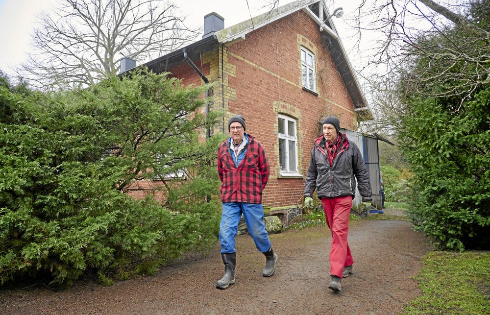 Brödernas Lars och Sven utanför föräldrarnas boningshus där nu Lars bor. Han har ansvarat för byggprojekten för cykelaffären och vid sidan av sitt lantbruk hjälper han till med cyklarna.