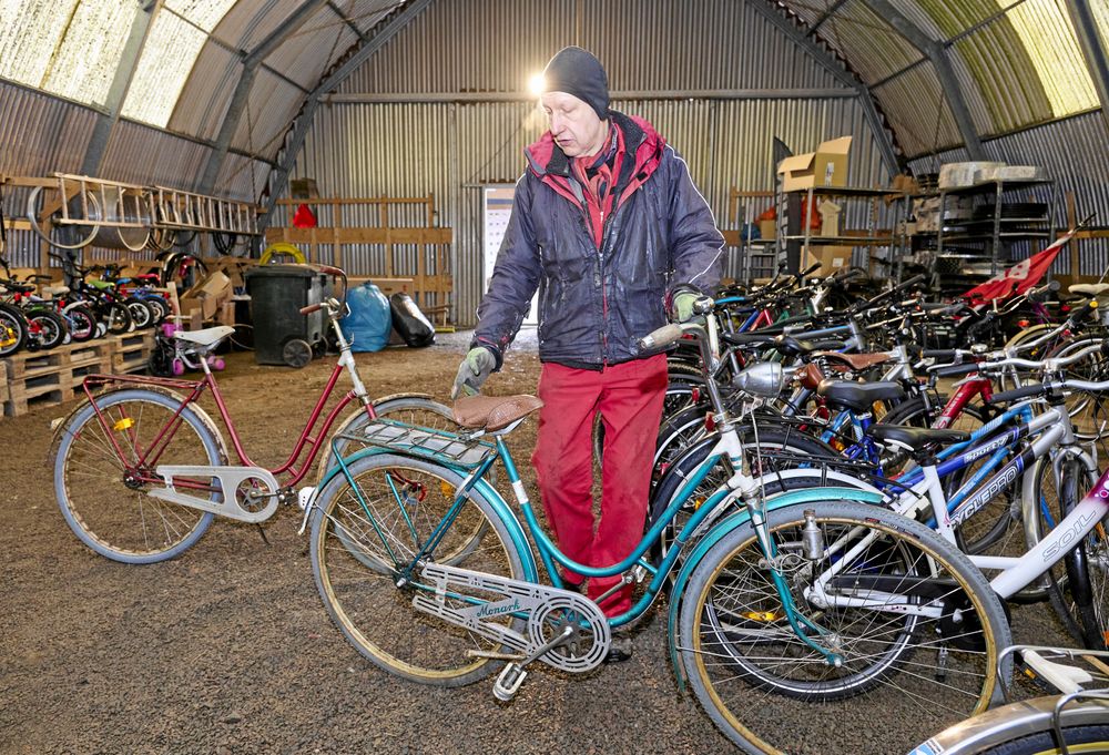 Sven visar stolt upp en renoverad ,begagnad damcykel. I "begagnat-hallen" trängs flera 100 nyrenoverade,begagnade cyklar