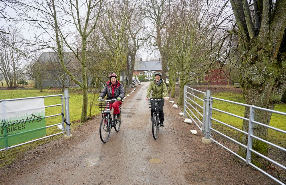 Sven och Annika på den gamla landsvägen mellan Bjuv och Billesholm, en typisk skånsk vårvinterdag med dimma och regn