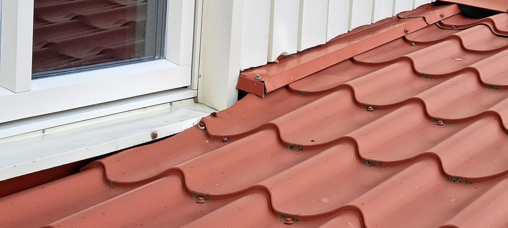 Plåtdetaljer som sitter fel leder ner vatten under fönstret.