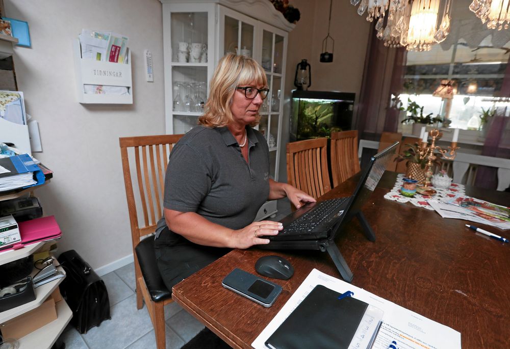 Ena stunden begravningssamtal hos anhöriga och nästa stund bakom ratten på jordbrukstraktorn. Så ser vardagen ut för Åsa Juhlin i Bredåker.