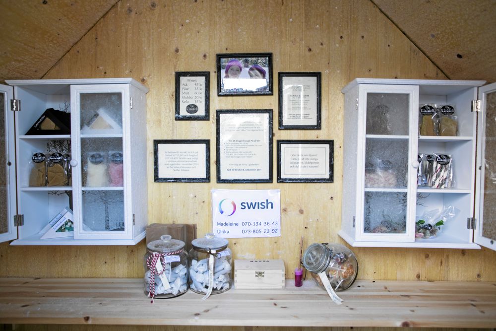 I butiken vid skoterleden kan man köpa godis dygnet runt och betala med swish eller kontanter.