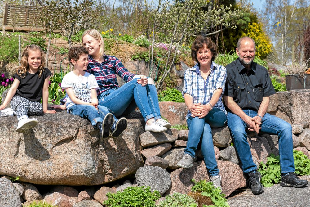 Barnbarnen Edvin, Oliver och Aylin är ofta med mormor och morfar efter skolan. Här är dottern Amanda med.