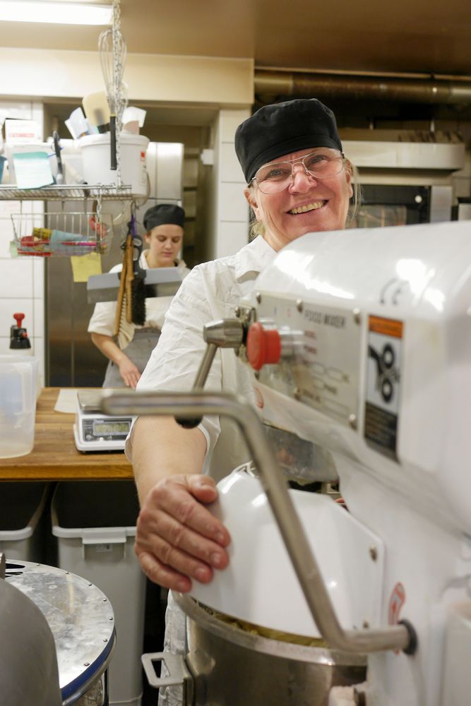 Degblandaren och de andra maskinerna i bageriet har underlättat stort för Mia.