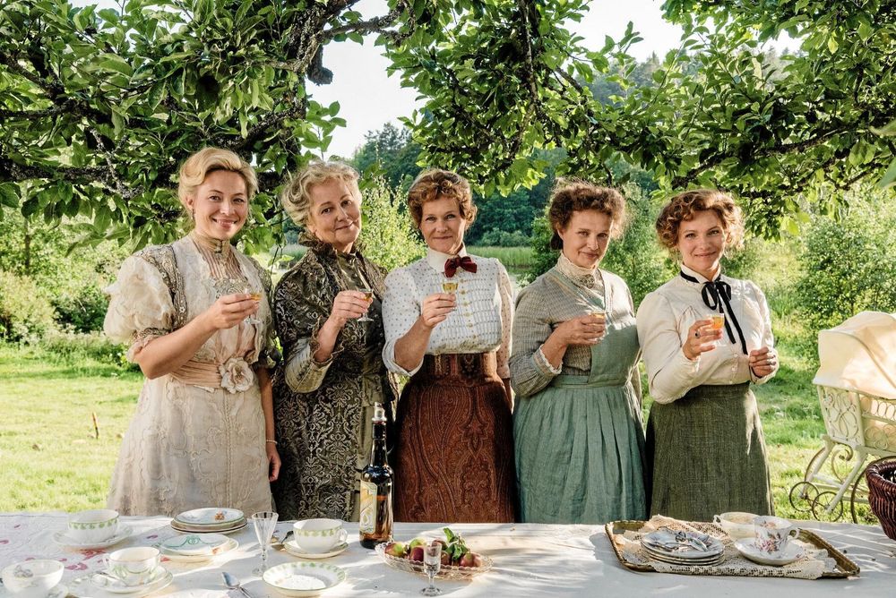 Starka kvinnor i serien: Lottie Friman (Frida Hallgren), Alma Schlyter (Lena T Hansson), Dagmar Friman (Sissela Kyle), Emmy Sjunnesson (Maria Kulle) och Kinna Bohman (Sofia Ledarp).