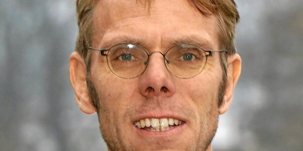 Örjan Östman, docent vid SLU:s institution för akvatiska resurser, berättar att det framför allt är rödingen som mår dåligt av det varma vattnet.