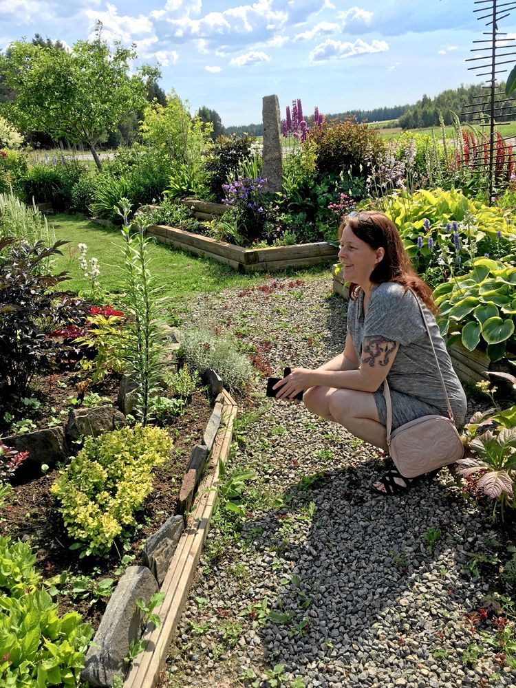 Mörkt bladverk med ljust. I Märta Eklunds trädgård i Nymyran utanför Burträsk hittade Maria Lindholm inspiration till sina egna planteringar hemma i Tuggensele.