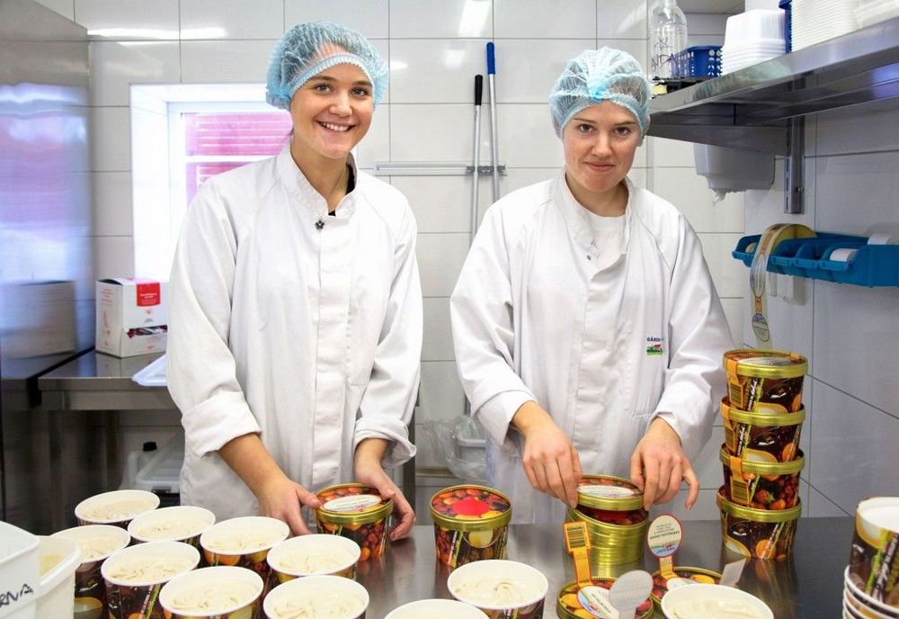 Martina Frisk och Linda Stenberg paketerar och sorterar.