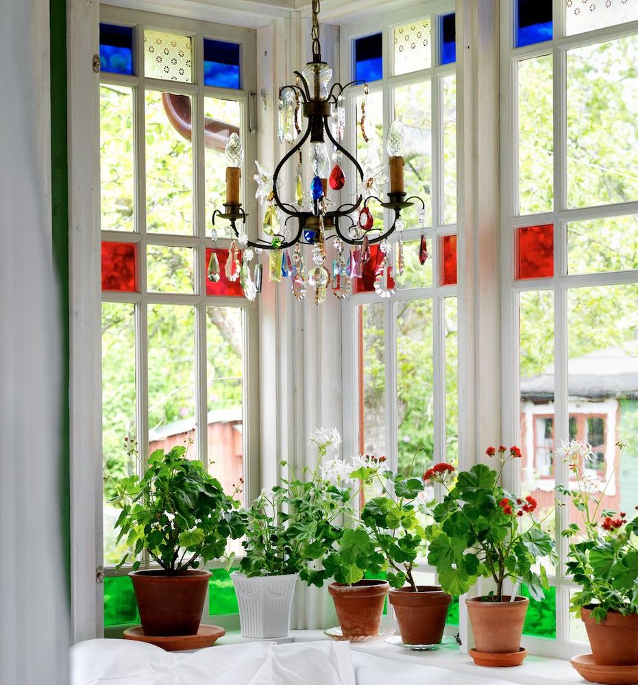 Den vackert inglasade verandan är Kerstins favoritplats. Foto: Carolina Romare