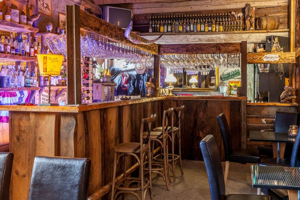 Saloonens bar med plats för häng i baren.