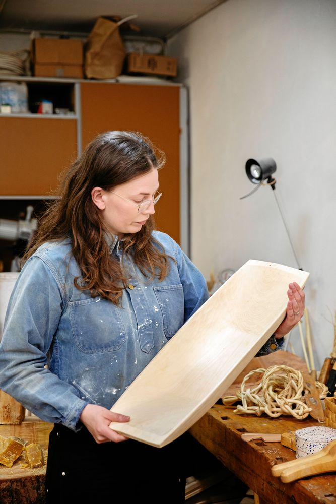 Mjölktråget är en kopia av ett tråg som funnits på Olors länge. Till det har Kristin täljt ett rännsvärd, en måttanpassad träkniv som höll kvar grädden i tråget när mjölken hälldes av.