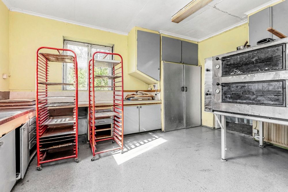 I källaren finns en bagarstuga med bevarad charm.