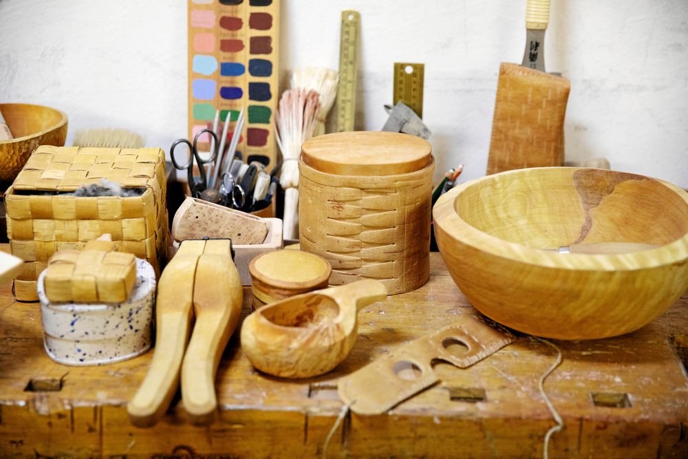 Några av Kristins slöjdalster uppradade på snickarbänken.